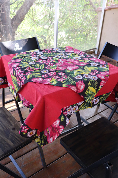 Toalha de Mesa com Barra de Chita Vermelho/ Preto com Composê 1,10x1,10m