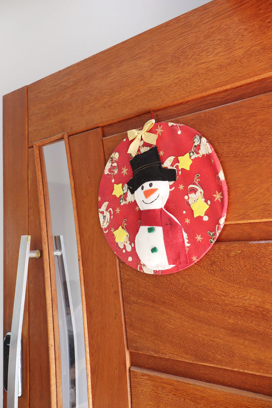 Enfeite de Porta Natal Boneco de Neve Estampado Vermelho em MDF com Feltro