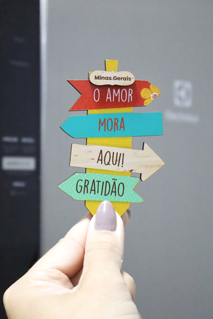 Ímã de Geladeira Plaquinha O Amor Mora Aqui