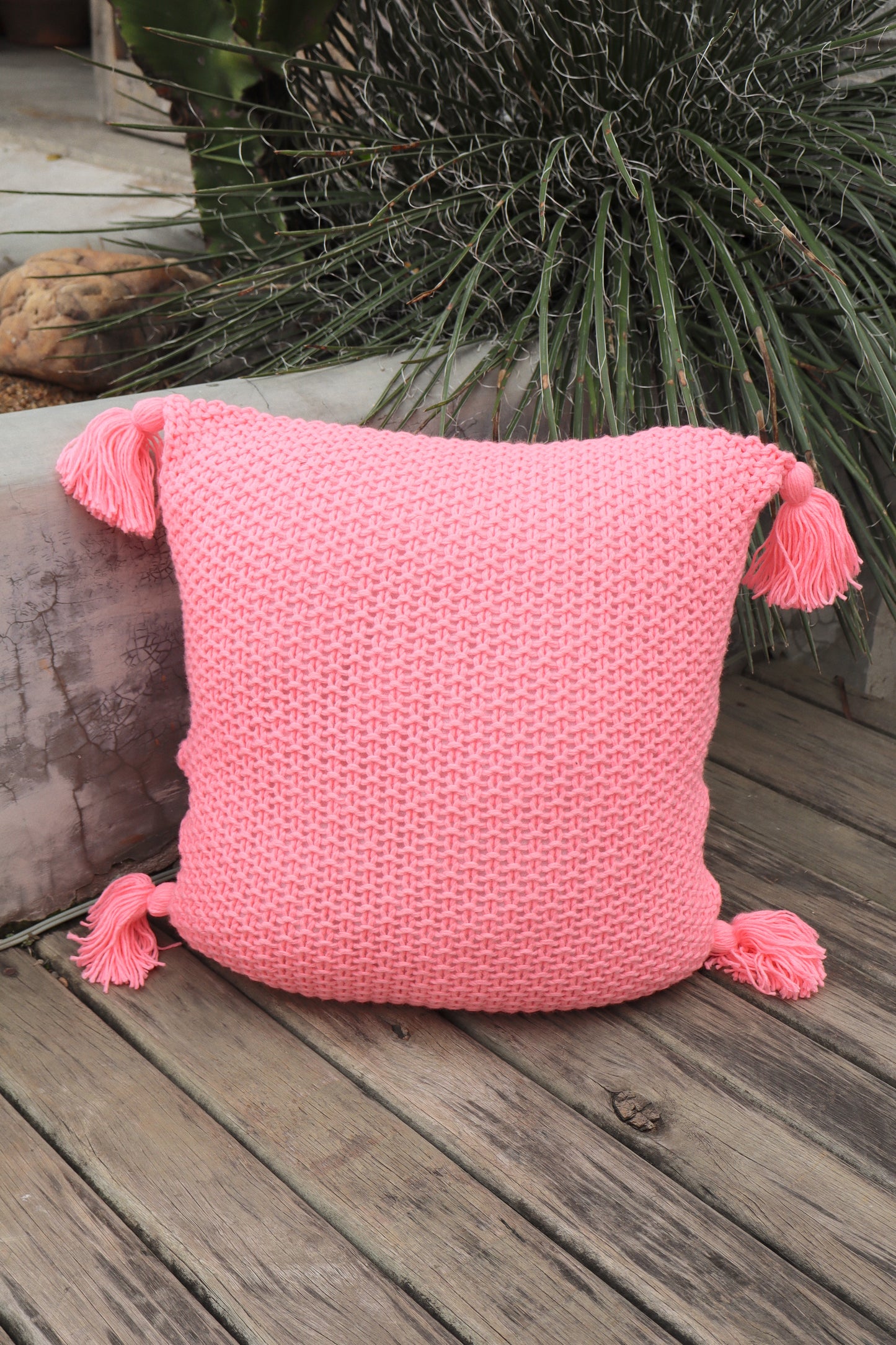 Capa de Almofada Pompom Decorativa Tricô Rosa Neon 45x45cm