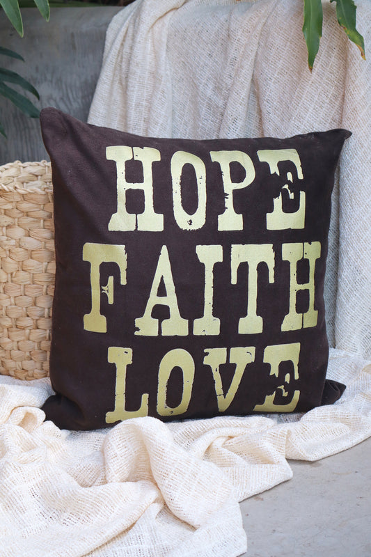 Capa de Almofada Suede Estampada Hope Faith Love Marrom 45x45cm