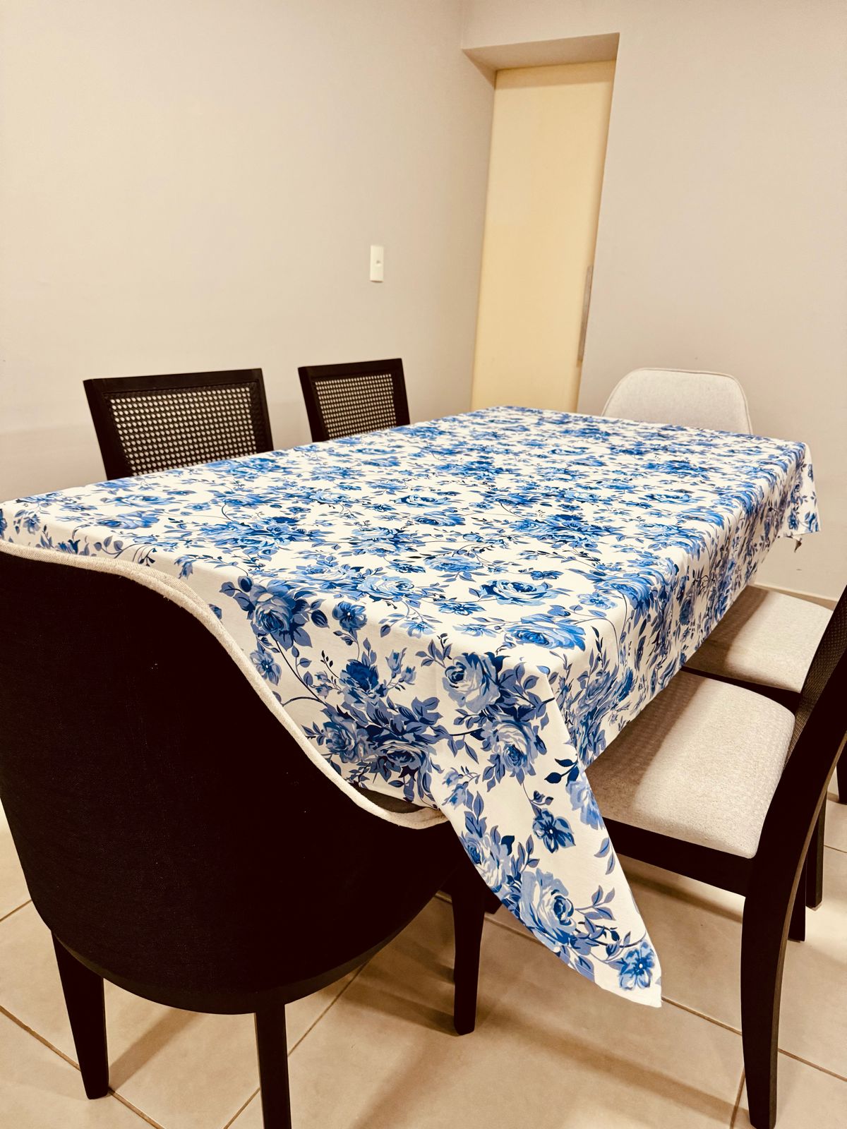 Toalha de Mesa Impermeável Floral Azul 1,45mx2,2m