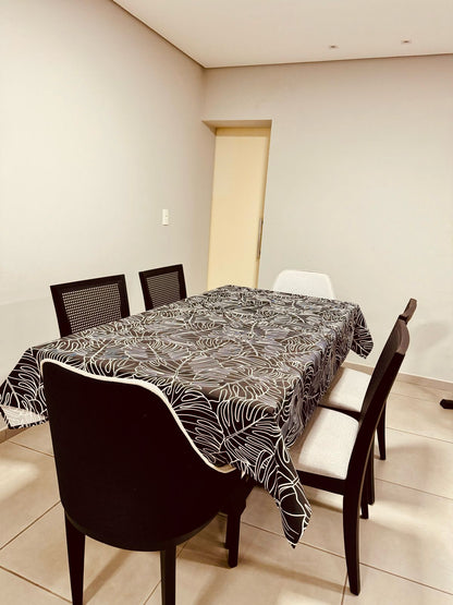 Toalha de Mesa Impermeável Folhas Costela de Adão Preta 1,45mx2,2m