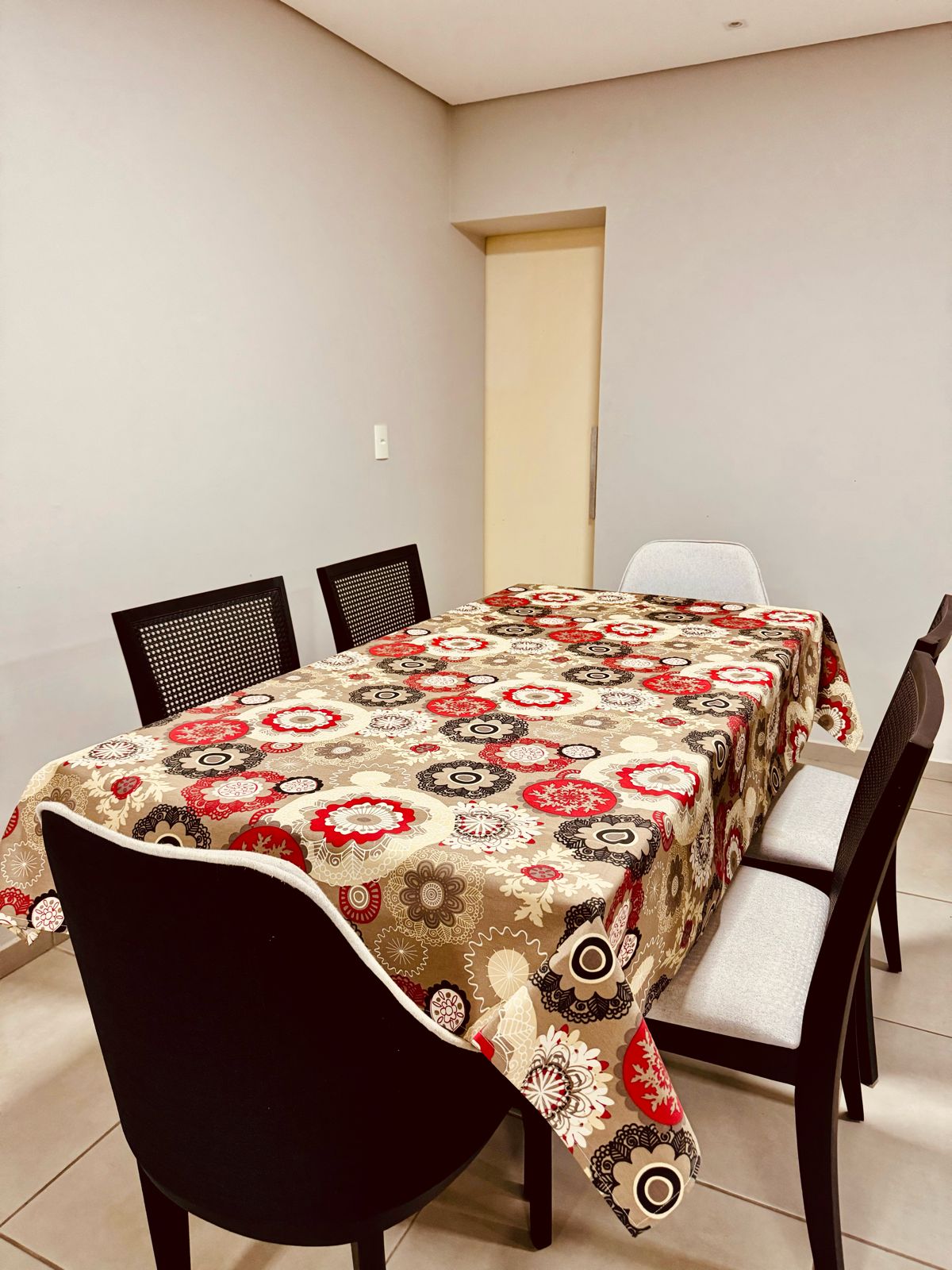 Toalha de Mesa Impermeável Mandala Vermelha 1,45mx2,2m