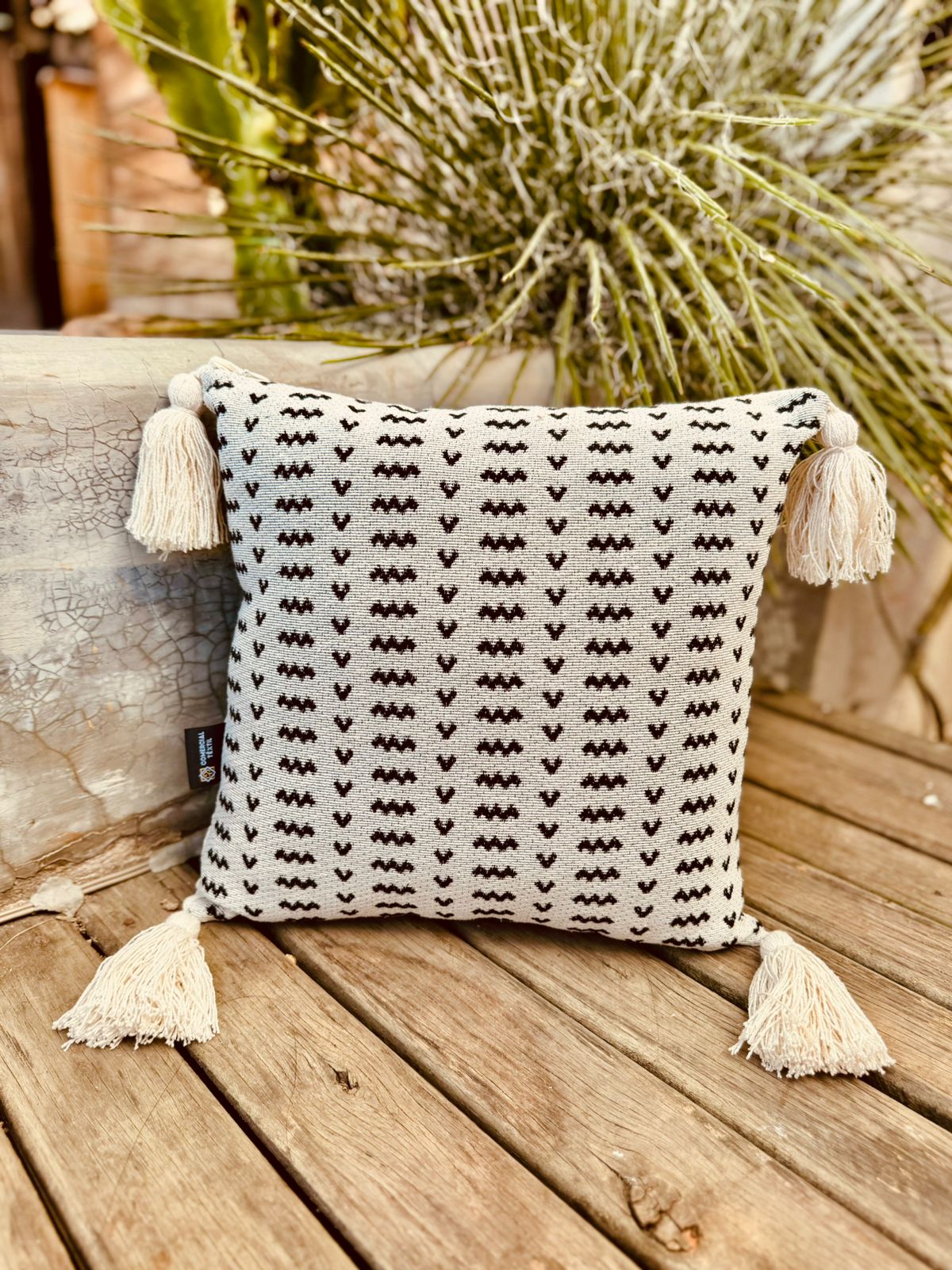 Capa de Almofada Boho Estampada com Pompom Chevron Preto