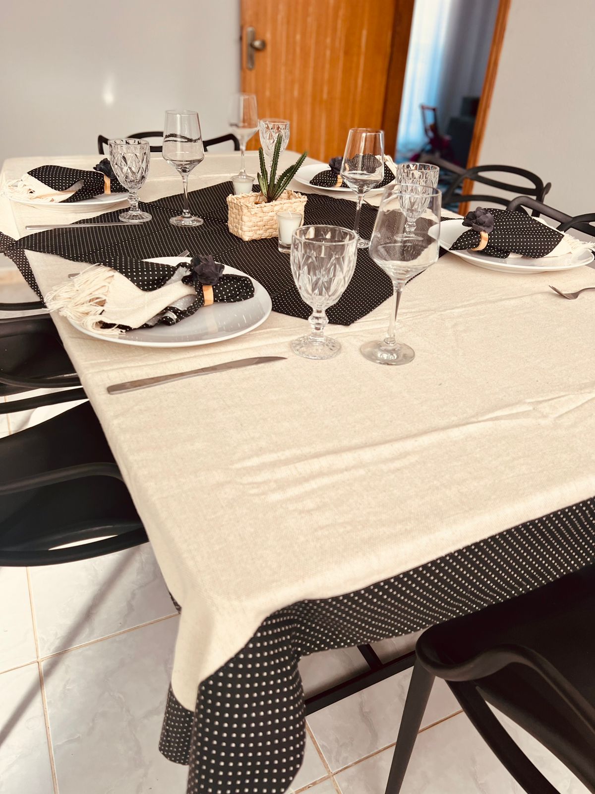 Toalha de Mesa com Barra de Tricoline Poá Preto com Composê 1,10x1,10m