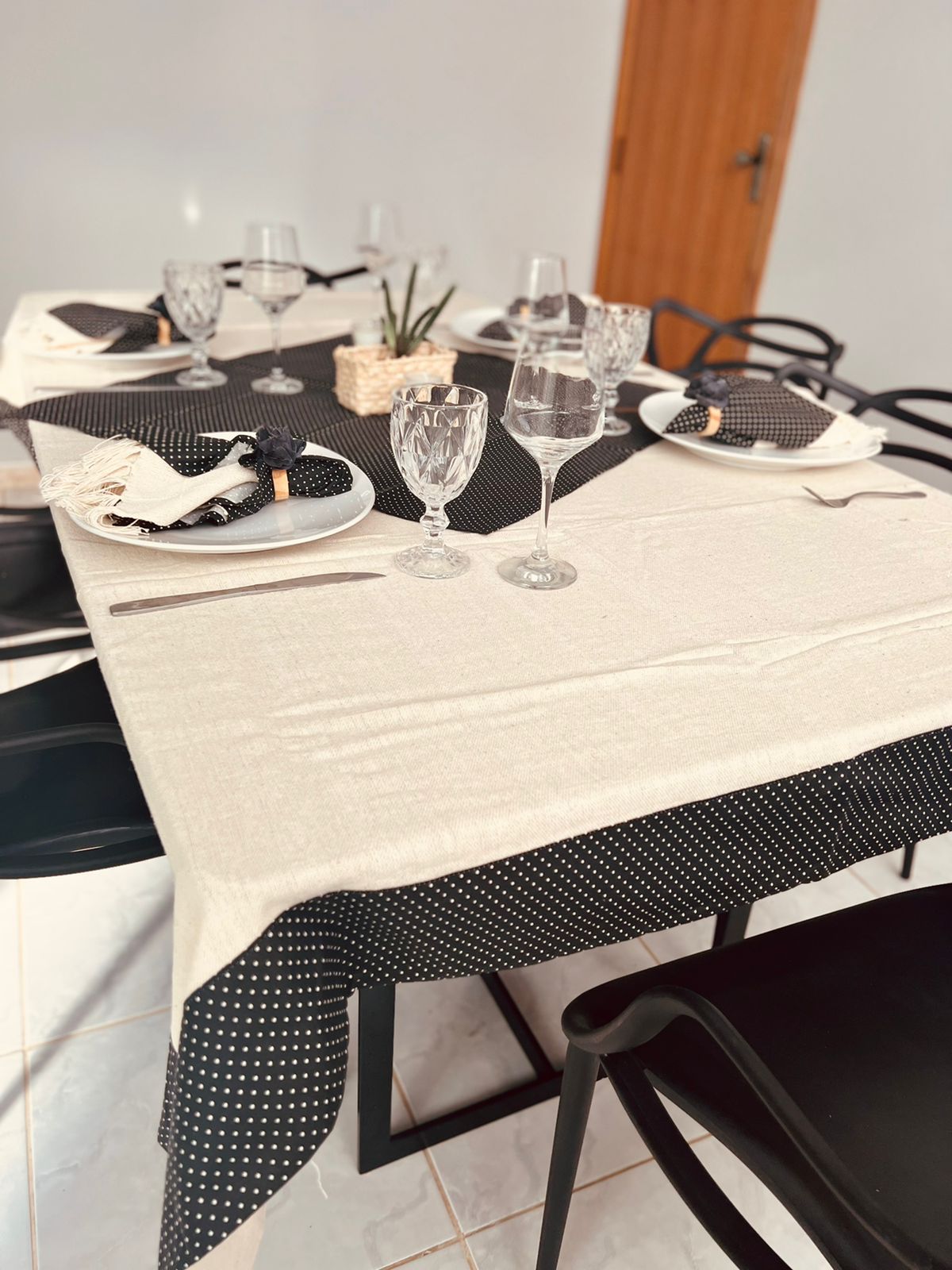 Toalha de Mesa com Barra de Tricoline Poá Preto com Composê 1,10x1,10m