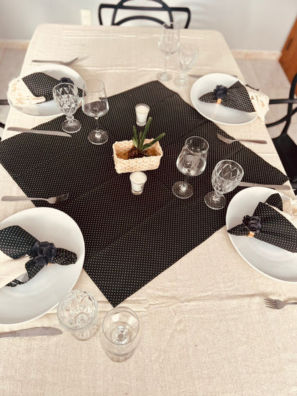 Toalha de Mesa com Barra de Tricoline Poá Preto com Composê 1,10x1,10m